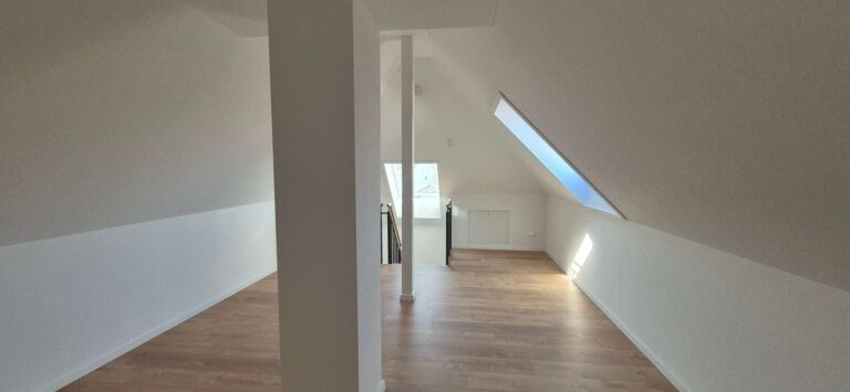 Moderne Dachgeschosswohnung mit toller Ausstattung – Einziehen und Wohlfühlen