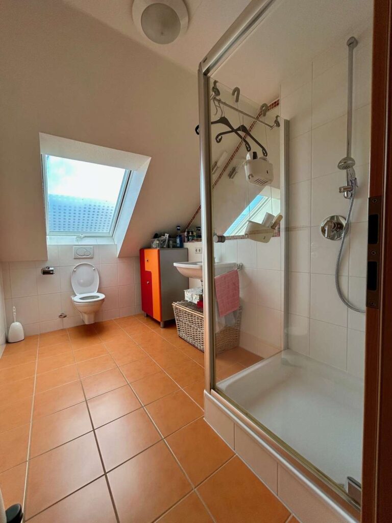 Badezimmer im Dachgeschoss der Doppelhaushälfte in Oberriexingen