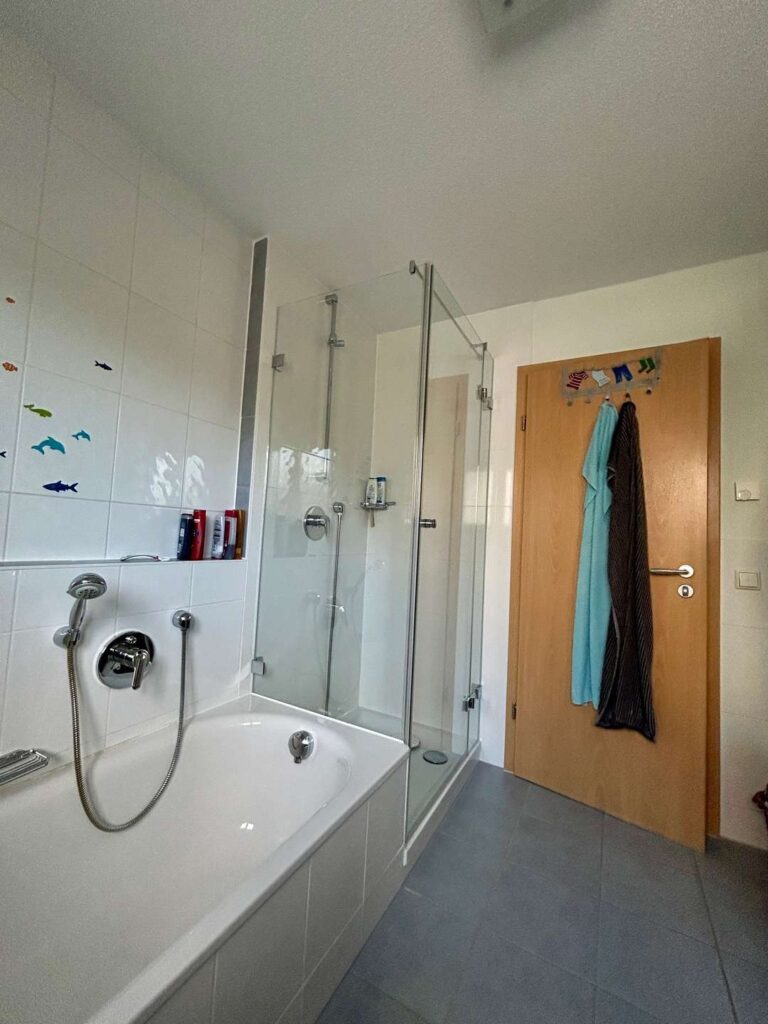 Badezimmer im Obergeschoss der Doppelhaushälfte in Oberriexingen